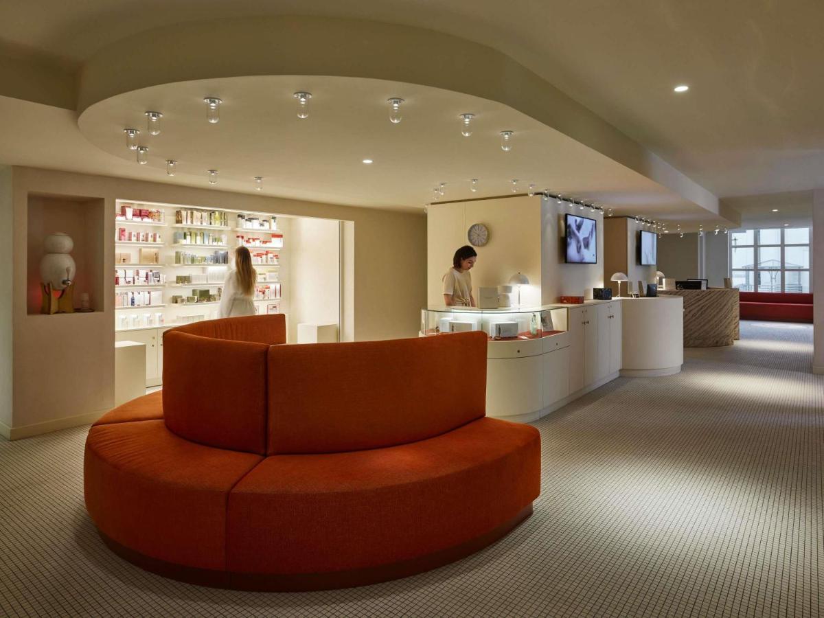 Coin salon dans l'établissement Cures Marines Hotel Thalasso & Spa Trouville - MGallery Collection