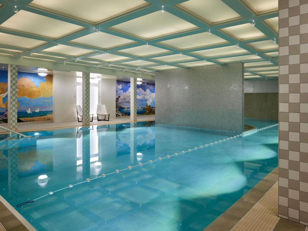 Piscine de l'établissement Cures Marines Hotel Thalasso & Spa Trouville - MGallery Collection ou située à proximité