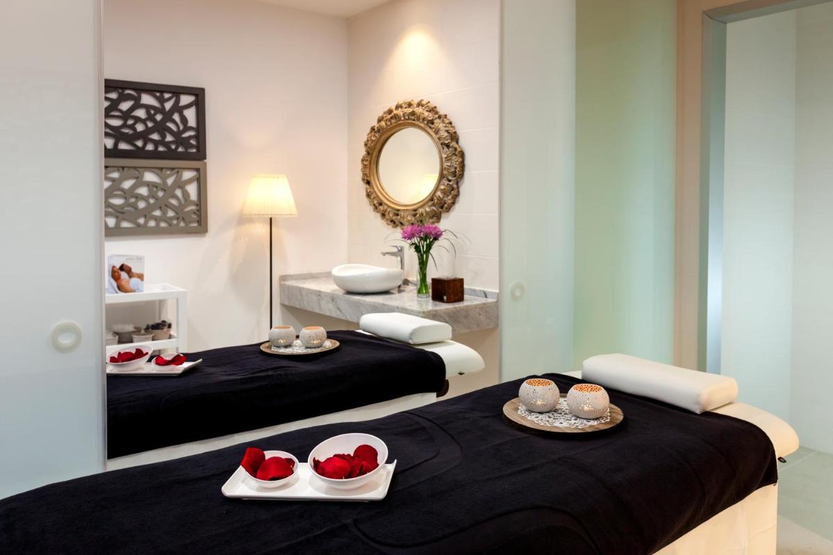 Cama o camas de una habitación en Barceló Corralejo Sands