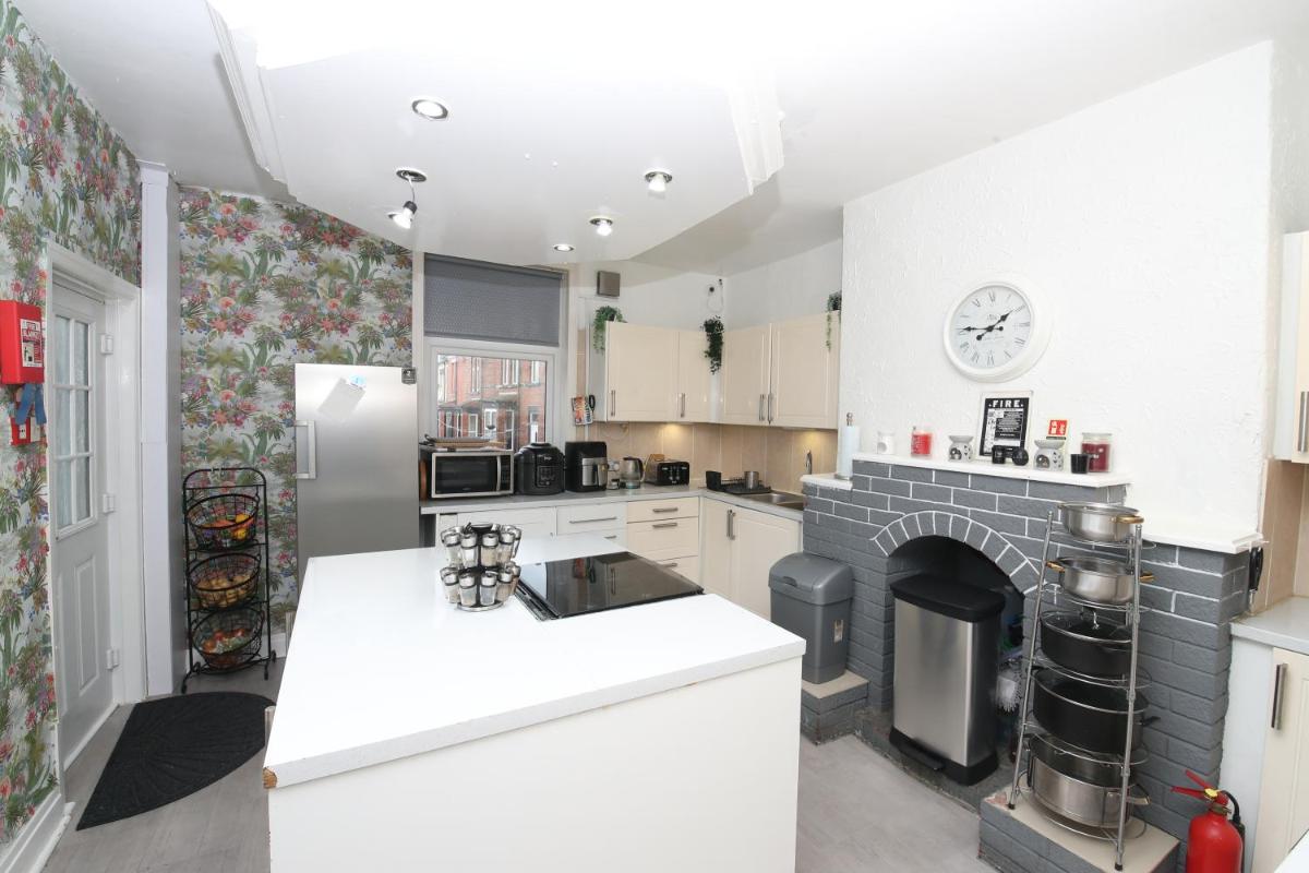Woodville Lodge Leeds City Centre by OYO - Housity