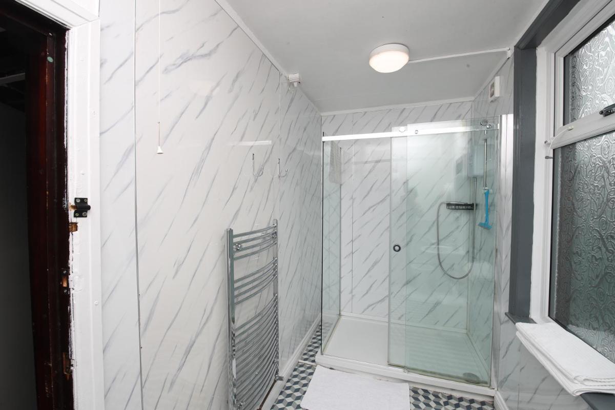 Woodville Lodge Leeds City Centre by OYO - Housity
