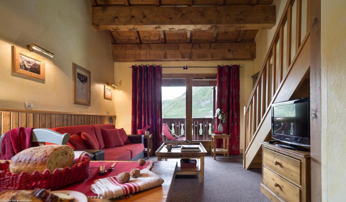 Télévision ou salle de divertissement dans l'établissement Résidences Village Montana by Les Etincelles
