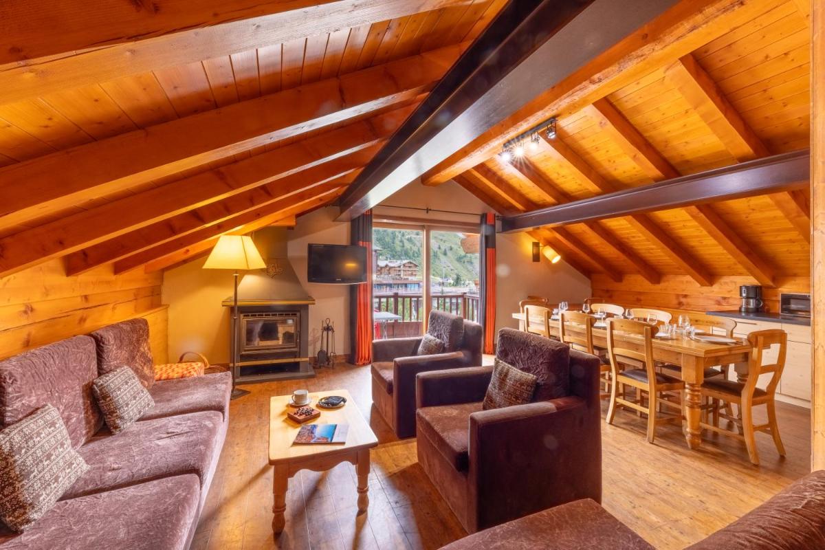 Coin salon dans l'établissement Résidences Village Montana by Les Etincelles