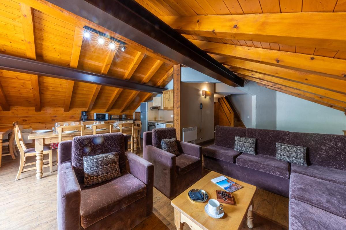 Coin salon dans l'établissement Résidences Village Montana by Les Etincelles