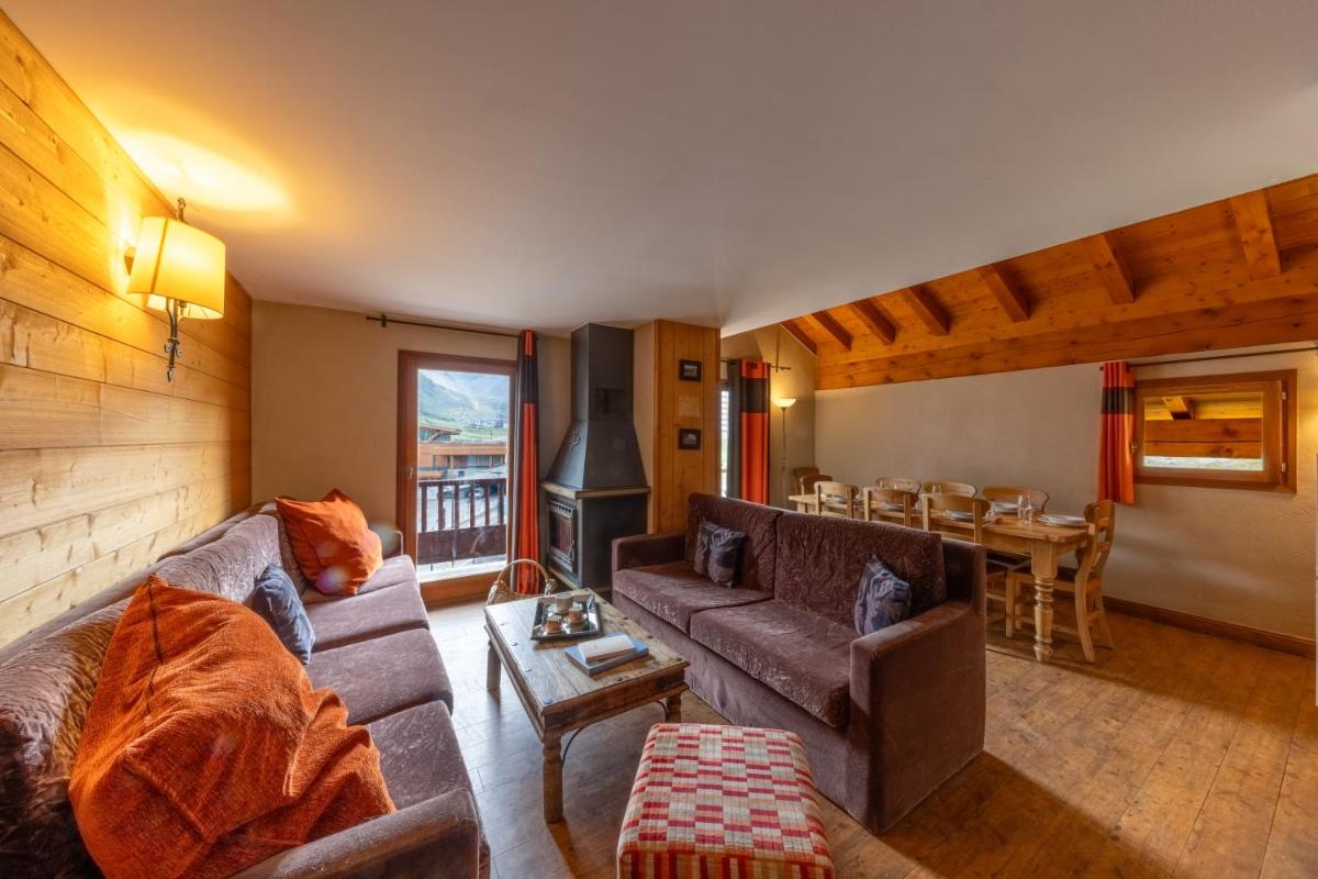Coin salon dans l'établissement Résidences Village Montana by Les Etincelles