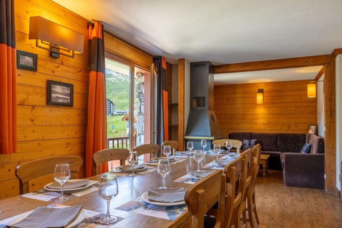 Coin salon dans l'établissement Résidences Village Montana by Les Etincelles