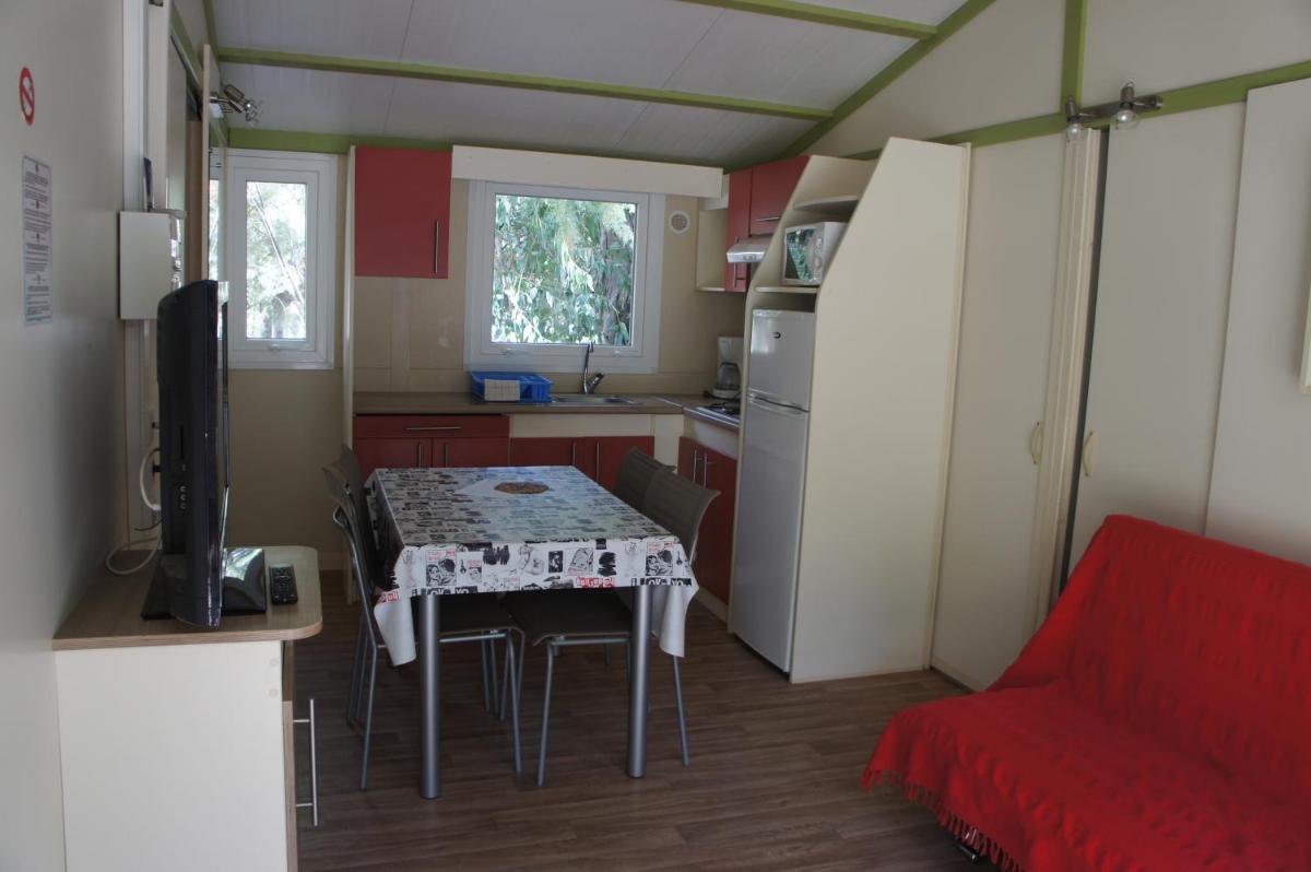 Cuisine ou kitchenette dans l'établissement Camping La Pinède