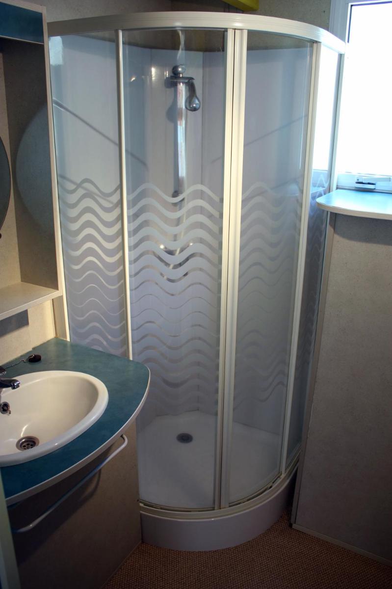 Salle de bains dans l'établissement Camping La Pinède