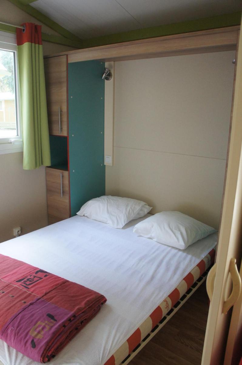 Un ou plusieurs lits dans un hébergement de l'établissement Camping La Pinède