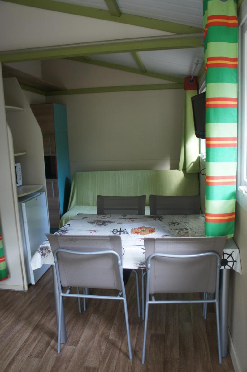 Coin salon dans l'établissement Camping La Pinède