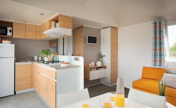 Cuisine ou kitchenette dans l'établissement Camping La Pinède