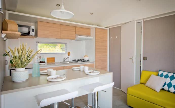 Cuisine ou kitchenette dans l'établissement Camping La Pinède
