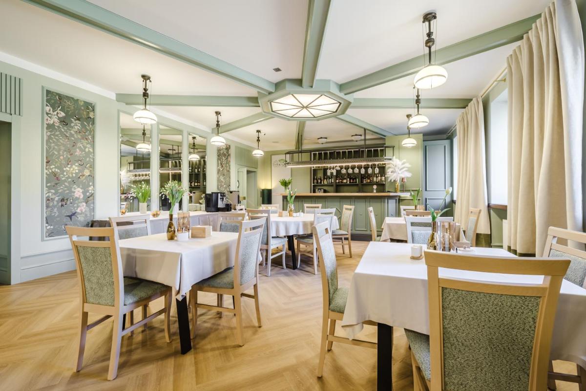 Hotel w Dobieszkowie - Housity