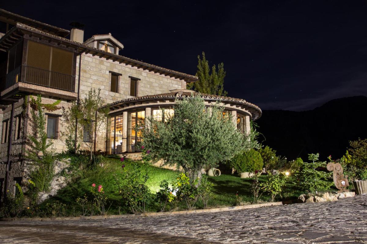 una gran casa de piedra por la noche en Coto del Valle de Cazorla, en Cazorla 23 fotos más