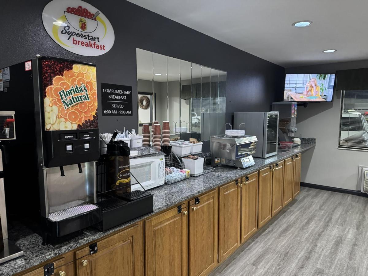 Super 8 by Wyndham Chanute - Housity