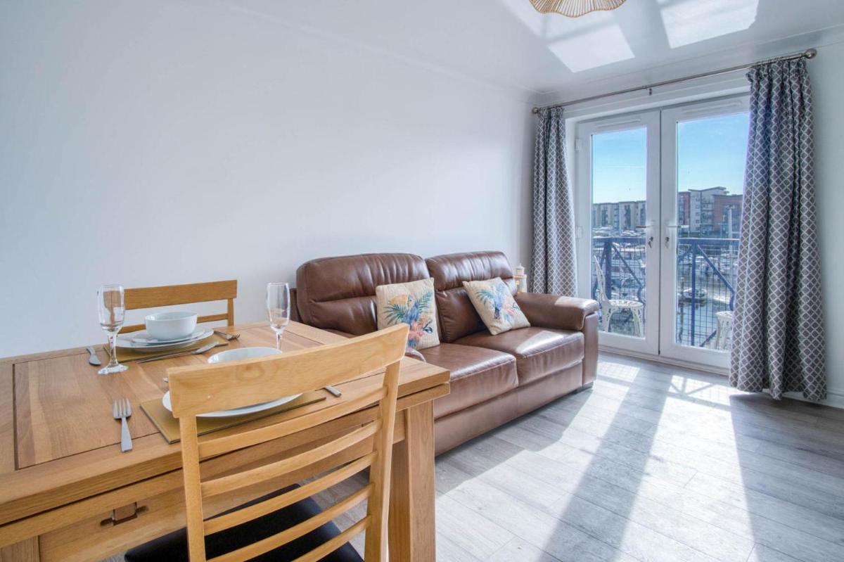 The Crows Nest - 1 Bed Apartment - Swansea Marina - Housity
