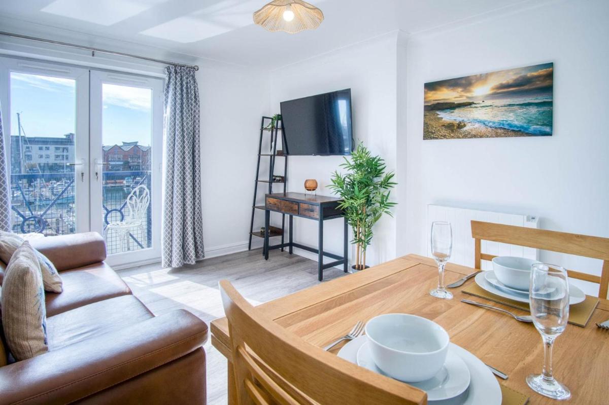 The Crows Nest - 1 Bed Apartment - Swansea Marina - Housity