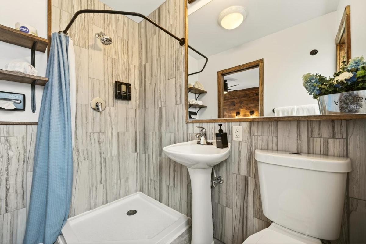 Aqua Aire Inn & Suites - Housity