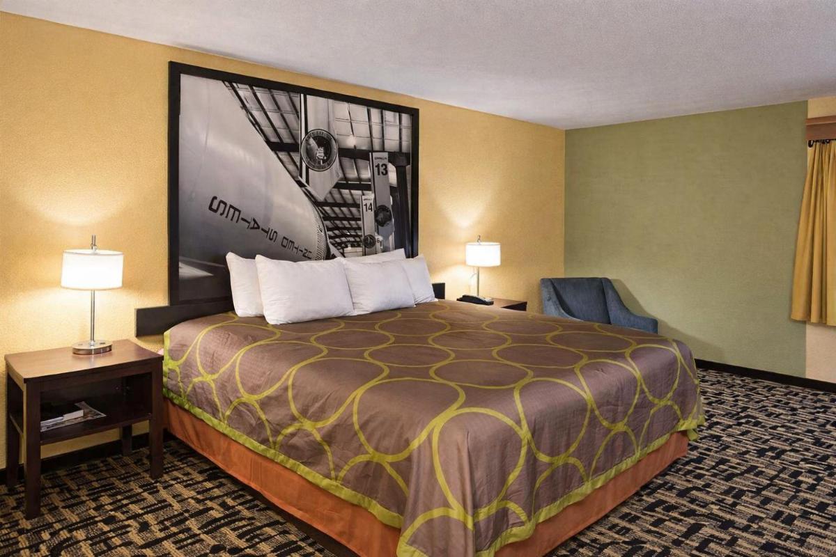 Super 8 by Wyndham Pasadena - Housity