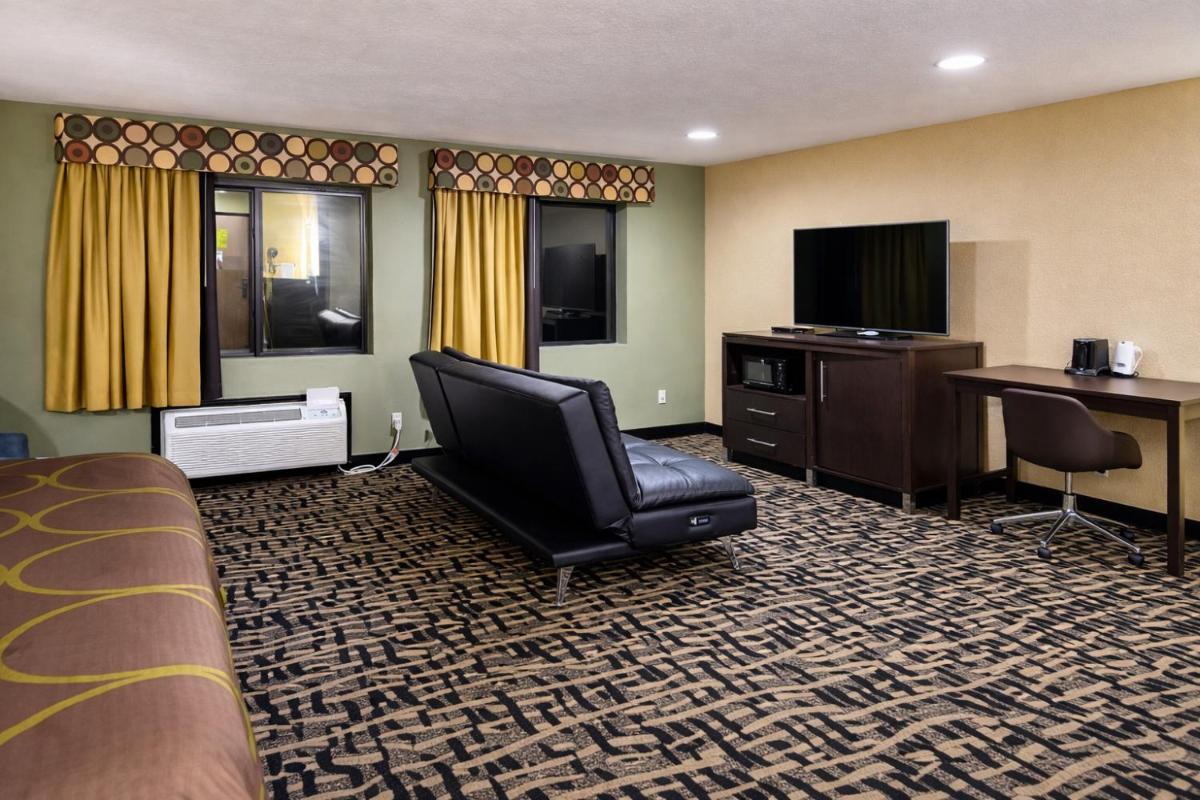 Super 8 by Wyndham Pasadena - Housity