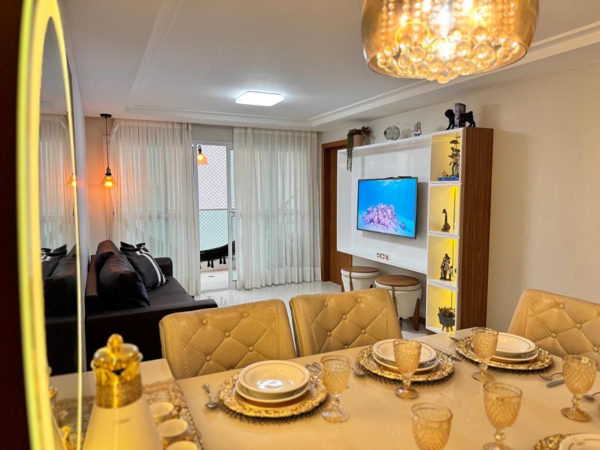 Magnífico APARTAMENTO de Charme - 3 quartos AR CONDICIONADOS SPLIT - Beira Mar, 2 banheiros, 2 Vagas Garagem, 4 Varandas, 2 Elevadores, Redes para Descanso, Wi-Fi, Air Fryer, Disney Plus, HBO Max, Guarda Sol, Cadeiras de Praia, Carrinho e Caixa Térmica - Housity