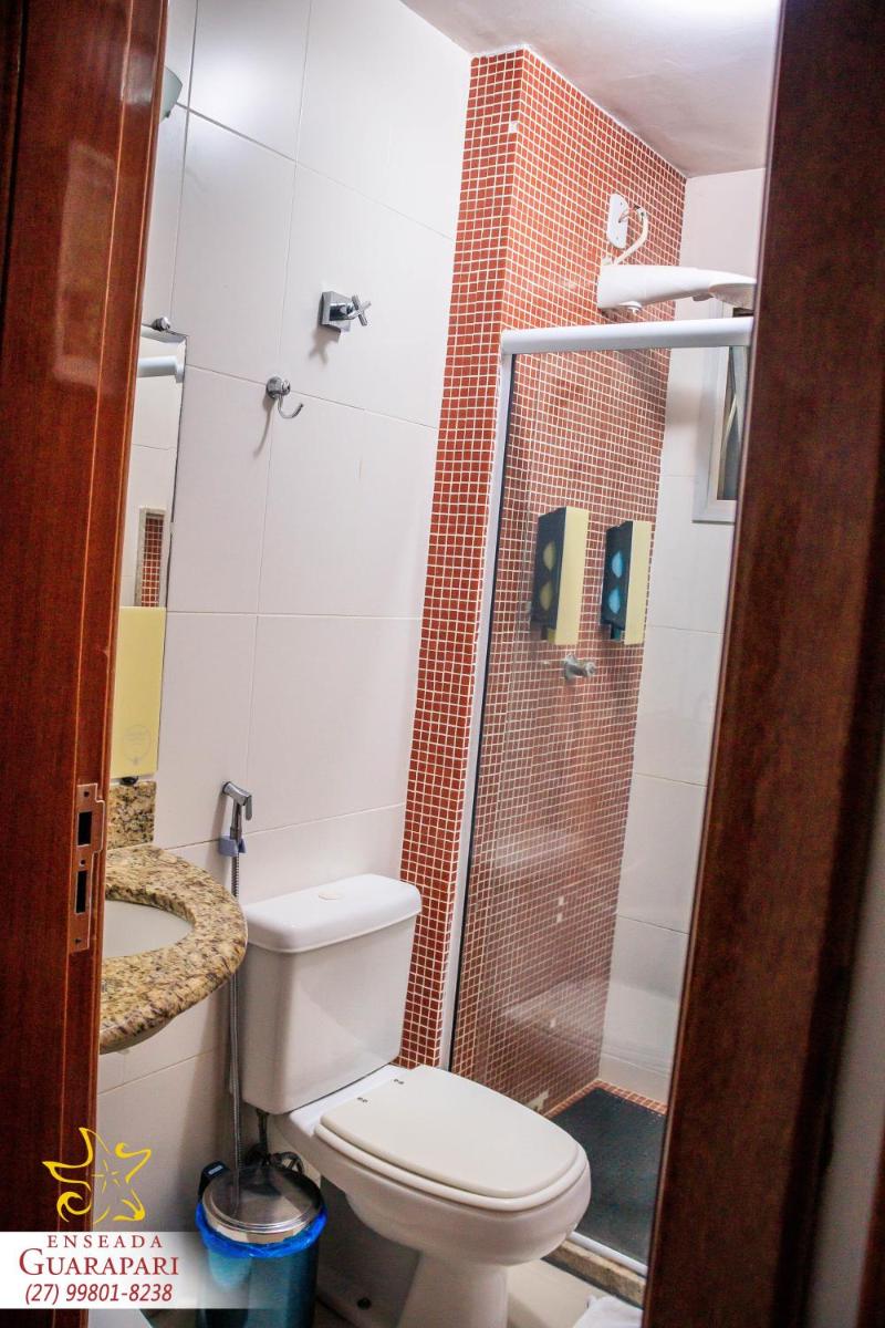 CONFORTO IMBATIVEL - 25 metros do MAR - 2 Quartos com AR CONDICIONADOS SPLIT, Air Fryer, WI-FI, Disney Plus, Star Plus, HBO Max, Guarda Sol, Cadeiras de Praia e Caixa Térmica - 8 pessoas com Muito Conforto - Melhor Localização! - Housity