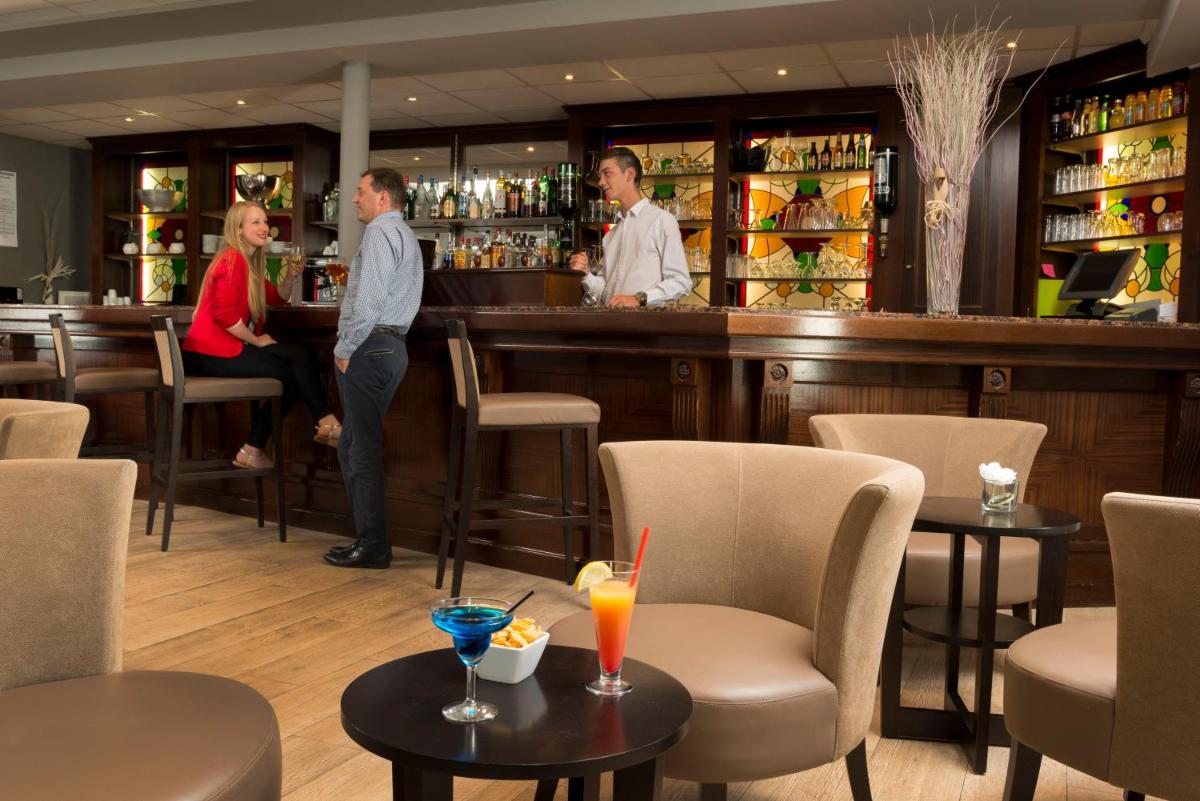 un groupe de personnes assises à un bar dans l'établissement Hotel Regina & Spa, à Berck-sur-Mer