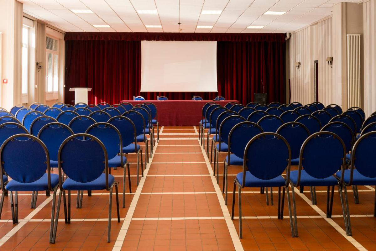 Espace de conférence ou salle de réunion dans l'établissement Hotel Regina & Spa
