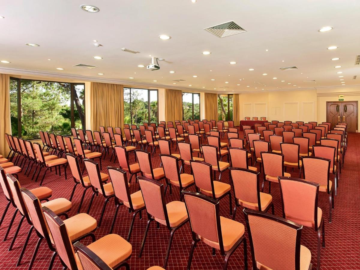 uma sala vazia com filas de cadeiras em Hotel Quinta do Lago na Quinta do Lago mais 60 fotografias