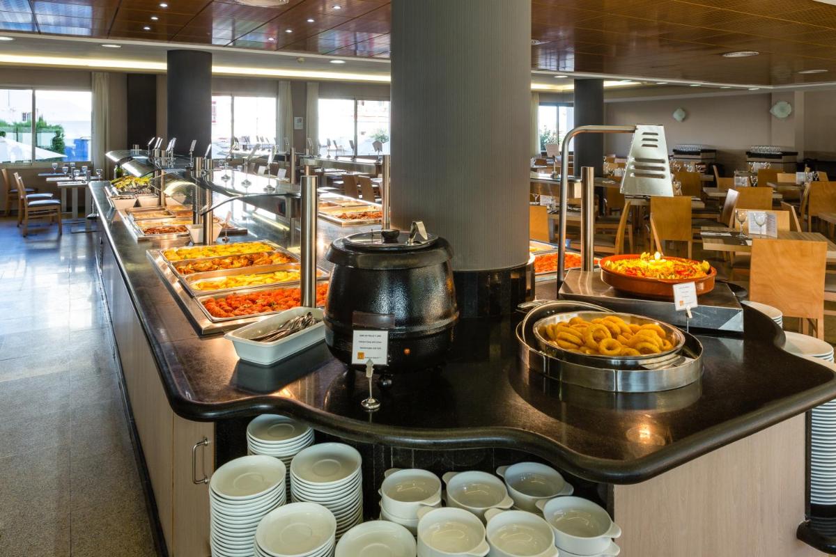 Comida en o cerca de este hotel