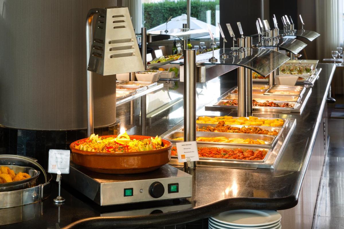 Comida en o cerca de este hotel