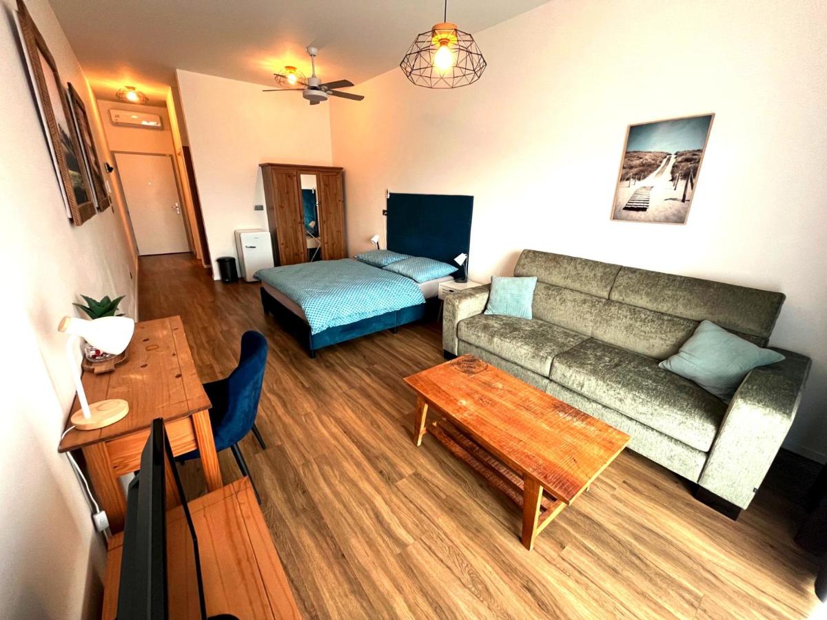 Komfortný apartmán A407 v centre NR, bez kuchyne, parkovisko zdarma - Housity