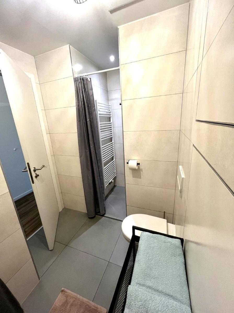 Komfortný apartmán A407 v centre NR, bez kuchyne, parkovisko zdarma - Housity