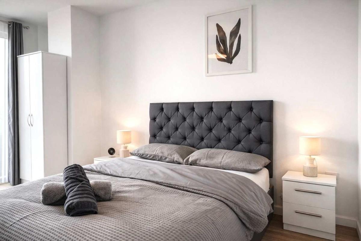 Modern Riverside Apartment Near City - Housity