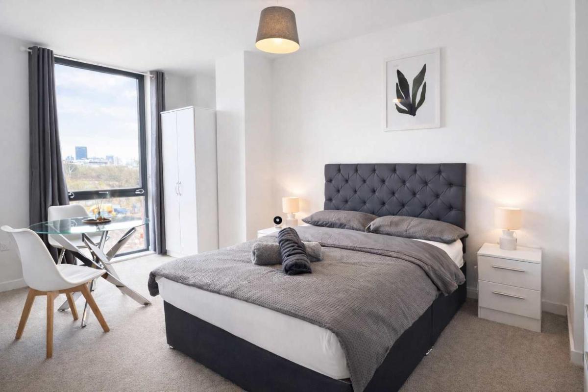 Modern Riverside Apartment Near City - Housity