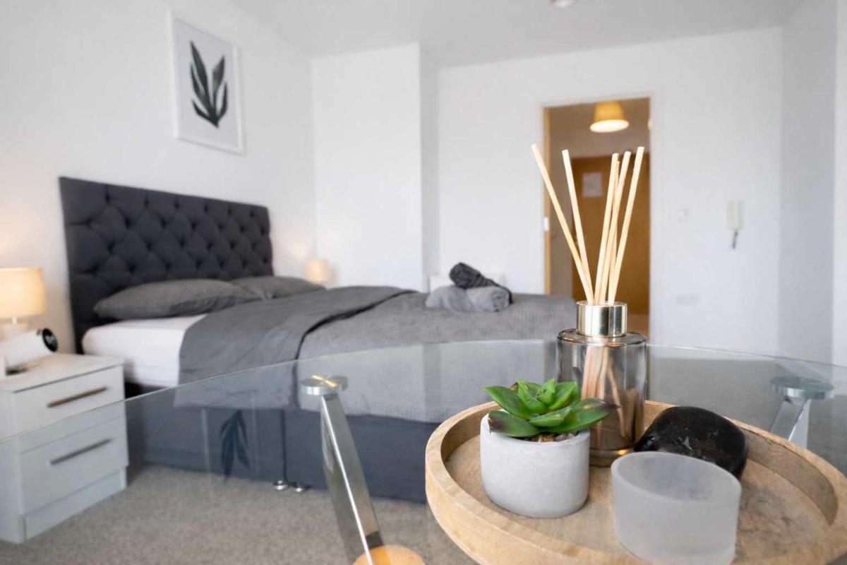 Modern Riverside Apartment Near City - Housity
