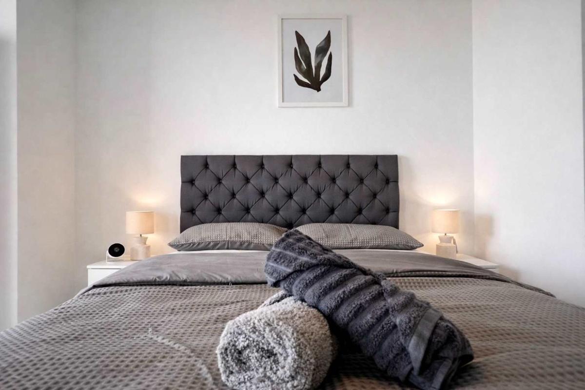 Modern Riverside Apartment Near City - Housity