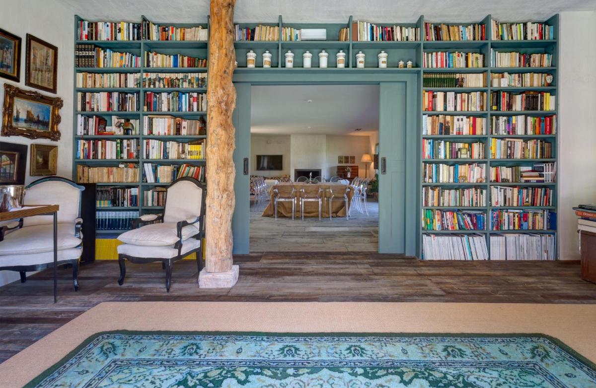 biblioteca con estanterías y comedor en Finca Fuente Techada - Adults Only, en Sotosalbos