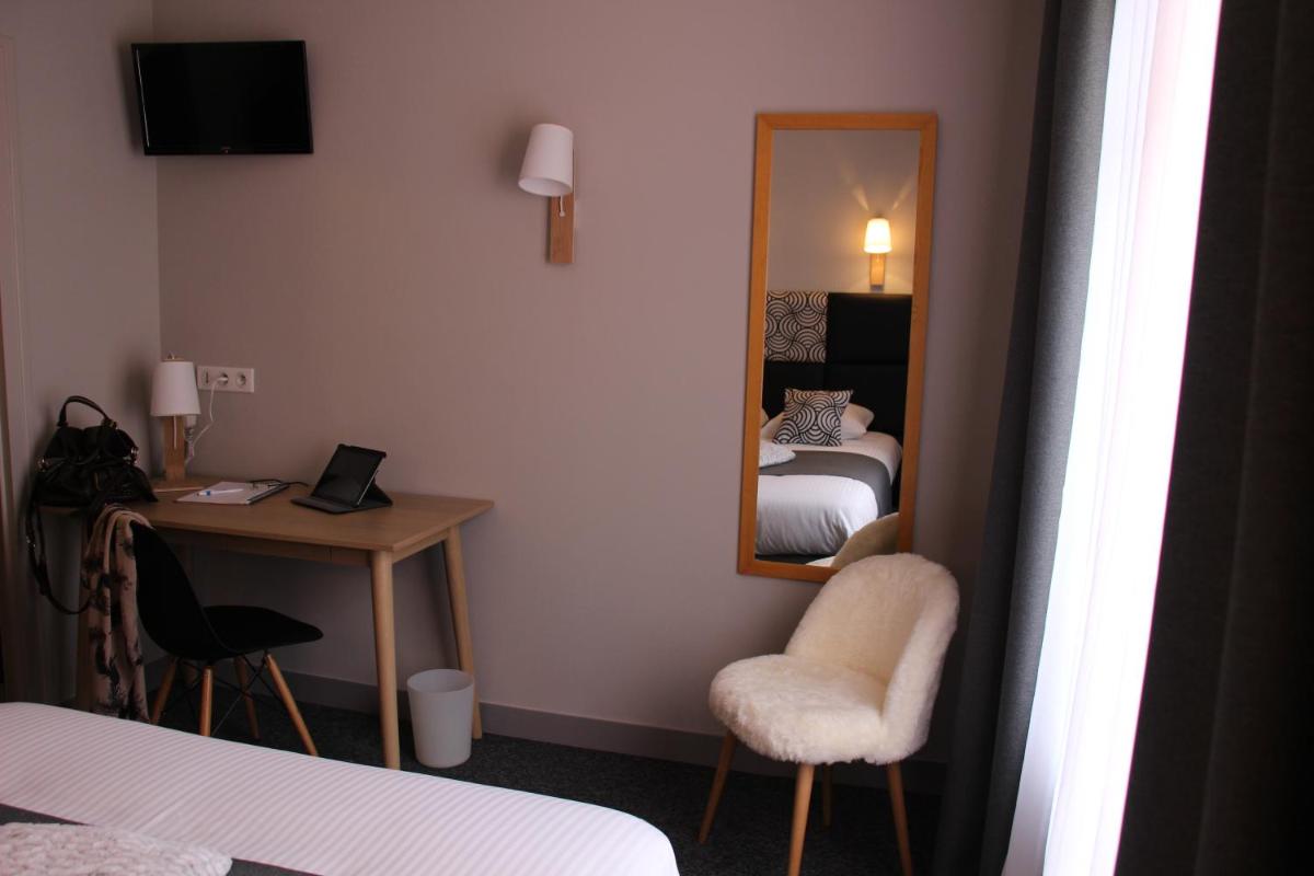 Télévision ou salle de divertissement dans l'établissement Hôtel Spa & Restaurant Ô Pervenches