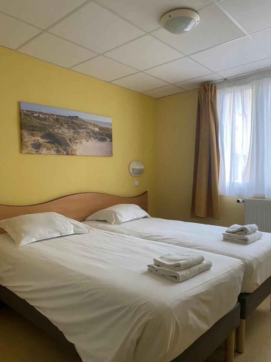 une chambre avec deux lits avec des serviettes dessus dans l'établissement Stella Maris, à Stella-Plage