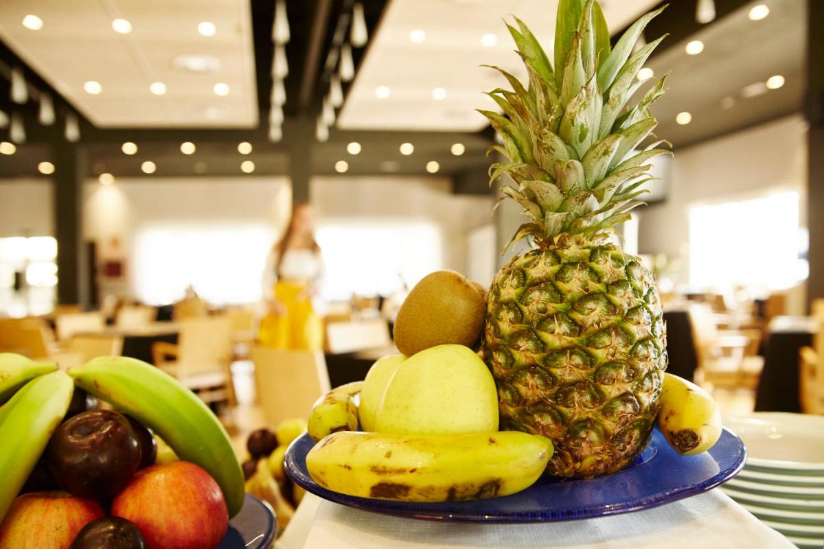 Comida en o cerca de este resort