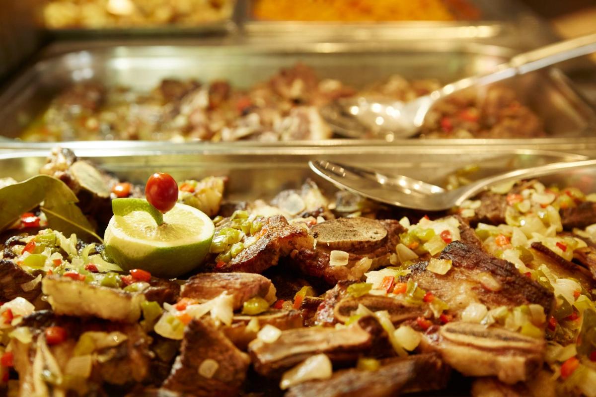 Comida en o cerca de este resort