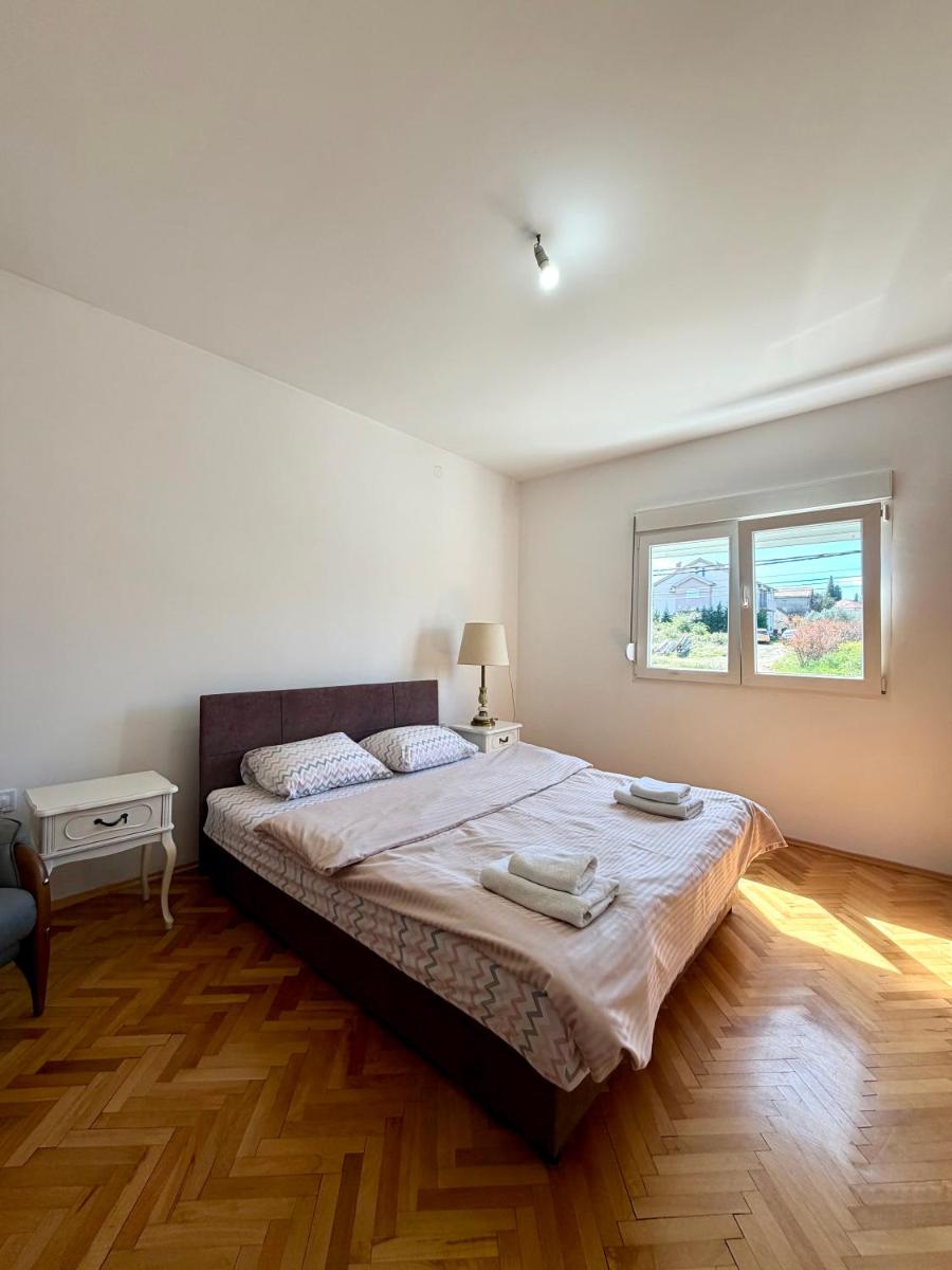 Entire spacious apartment with free parking - Housity