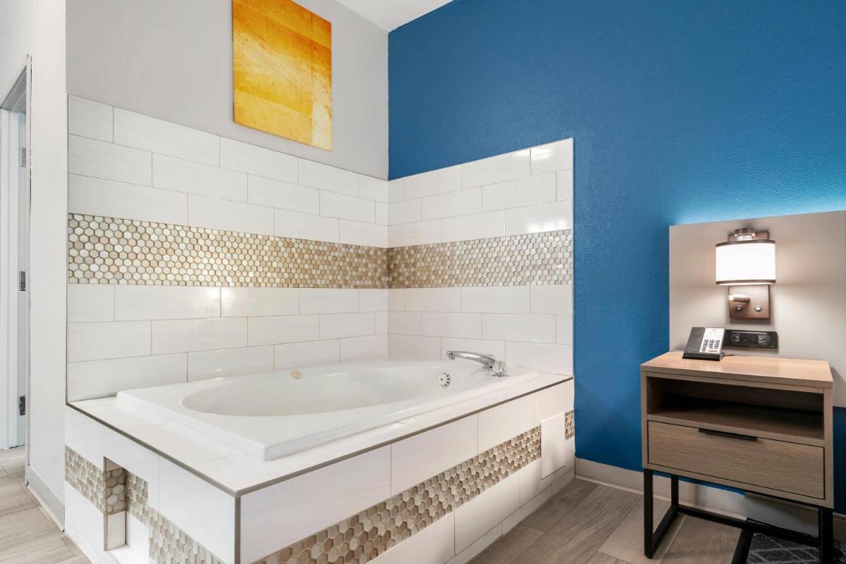 Quality Inn & Suites Wisconsin Dells Downtown - Waterparks Area - Hizvo