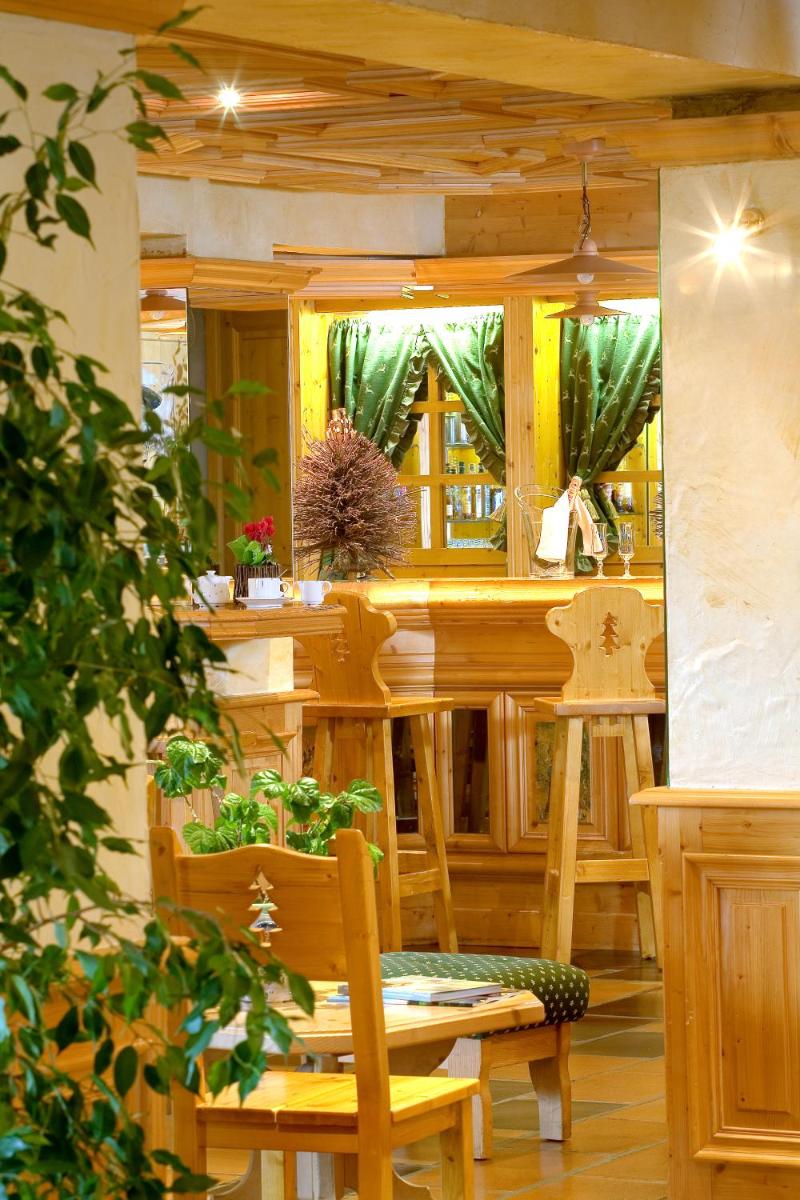 Restaurant ou autre lieu de restauration dans l'établissement Hotel le Petit Dru