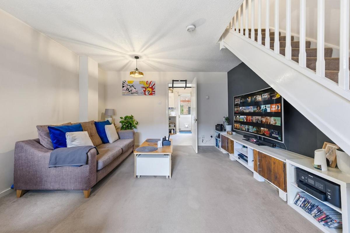 Spacious 2-bed Townhouse Canary Wharf & Thames - Housity