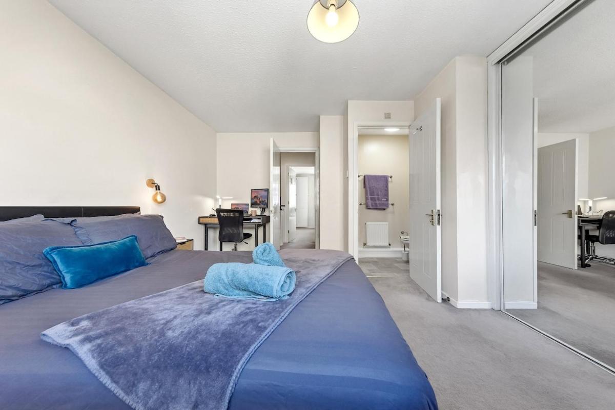 Spacious 2-bed Townhouse Canary Wharf & Thames - Housity