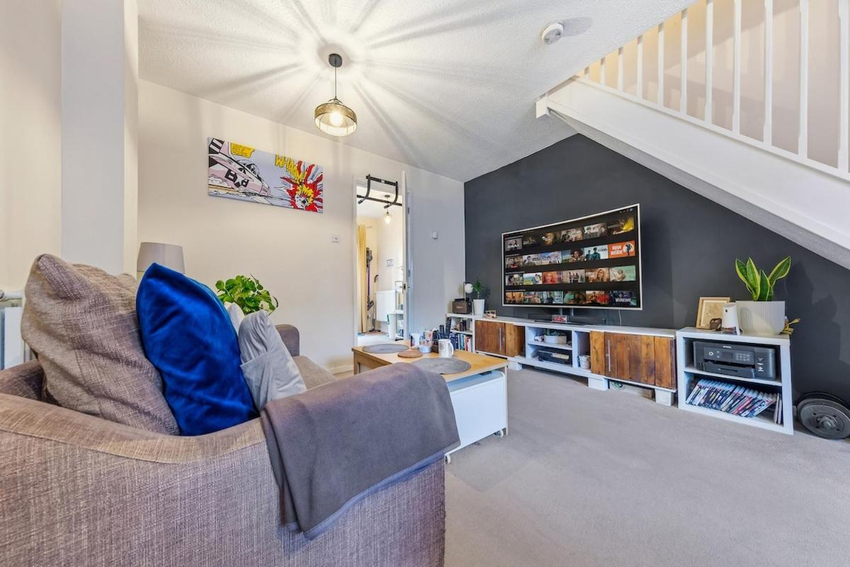 Spacious 2-bed Townhouse Canary Wharf & Thames - Housity