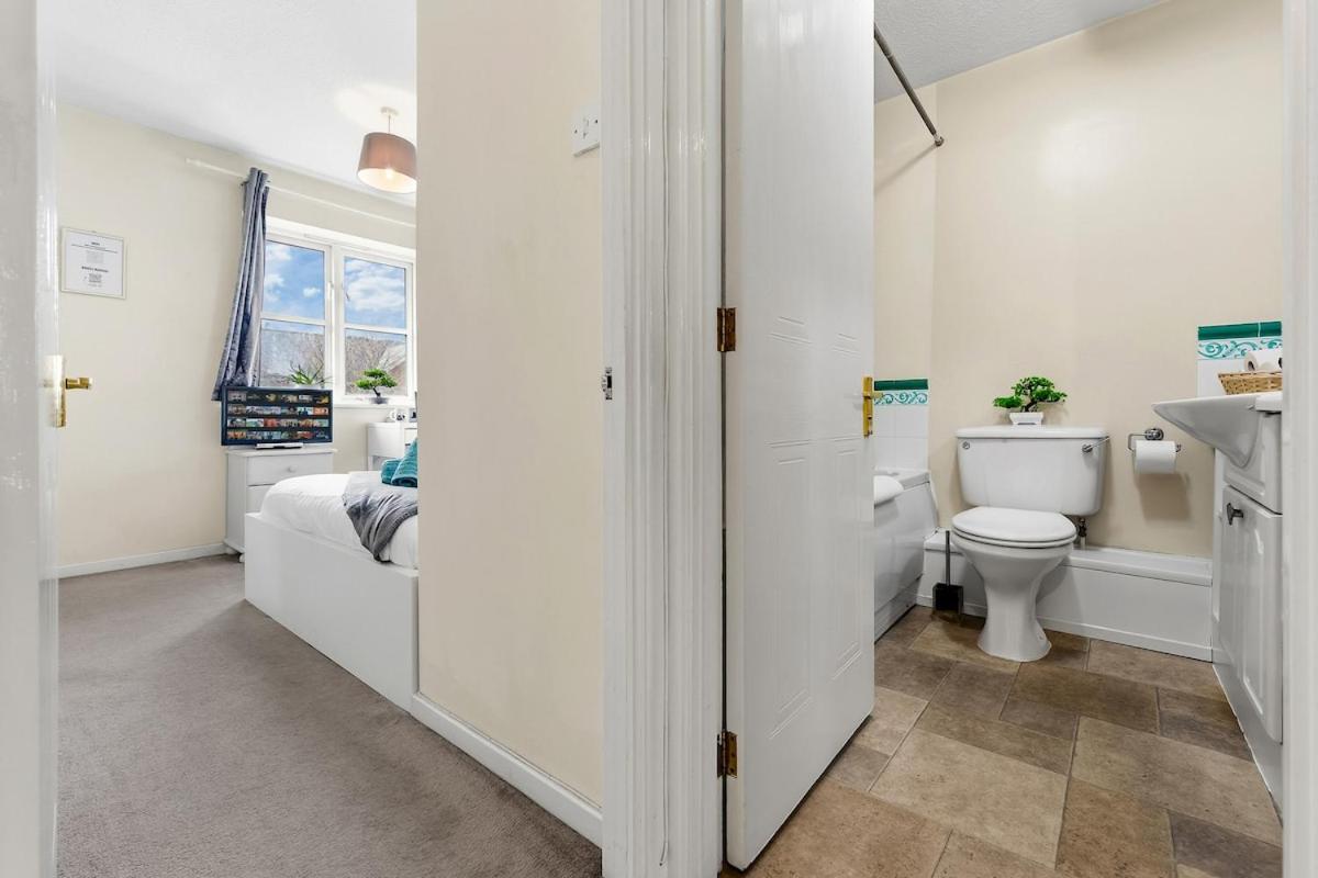 Spacious 2-bed Townhouse Canary Wharf & Thames - Housity