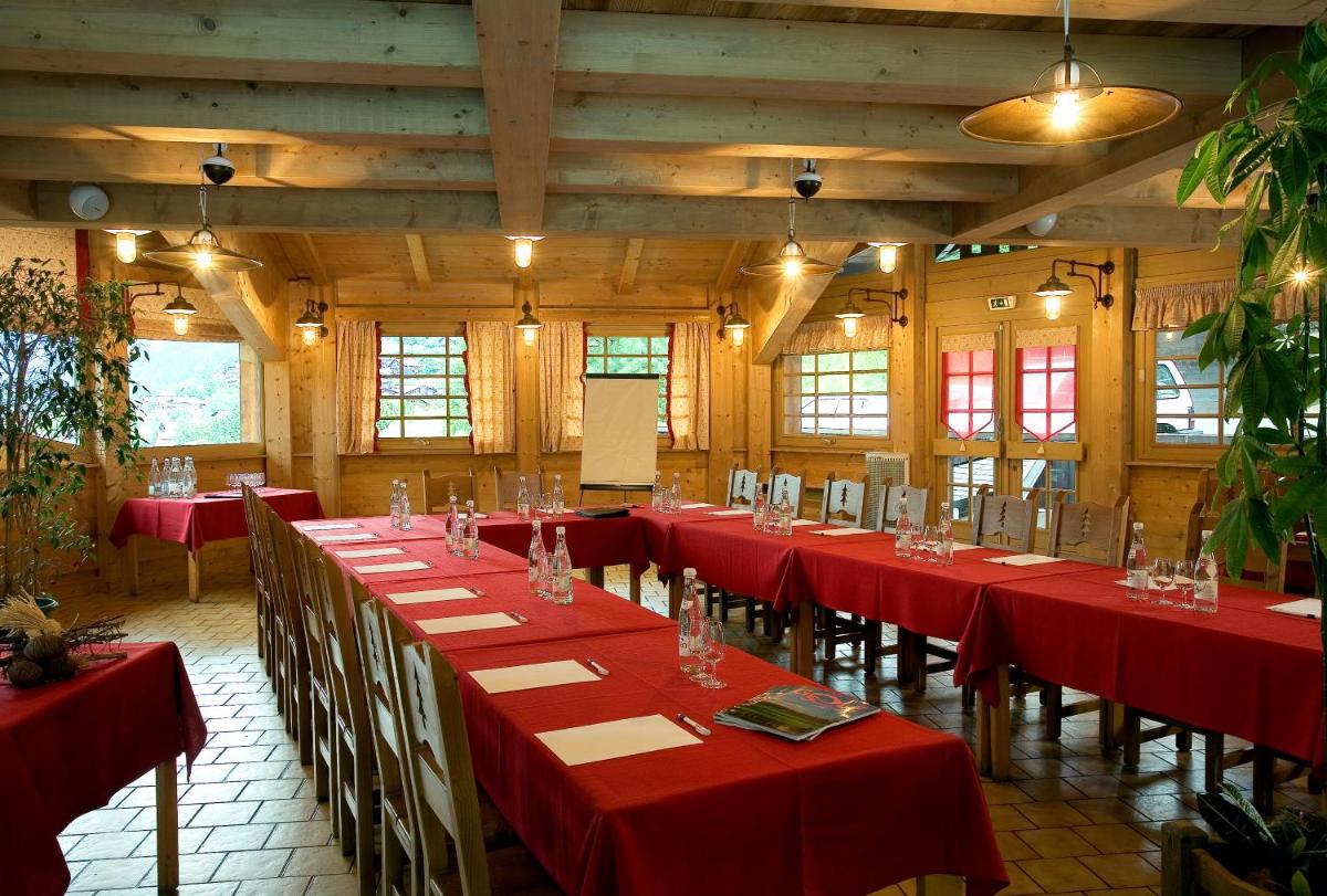 Restaurant ou autre lieu de restauration dans l'établissement Hotel le Petit Dru